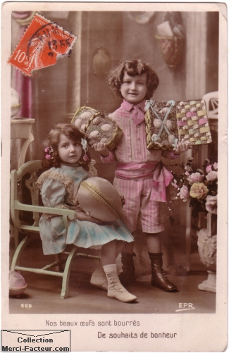 Carte de paques ancienne avec deux enfants et des énormes oeufs de paques